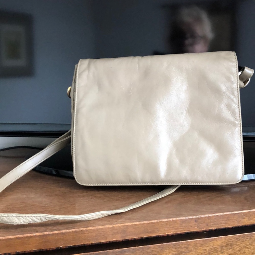 Women leather handbag by Cowhide. Made in India.